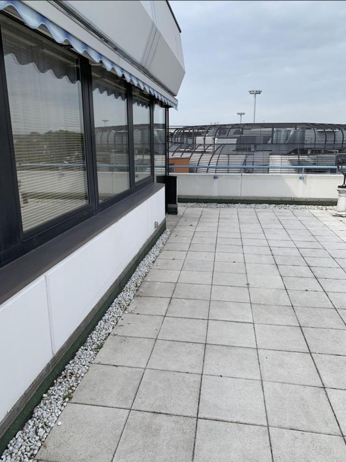 Im Herzen Von Wiesdorf- Blick Auf Das Bayer-Kreuz -Appartement Mit 2 Schlafzimmern-Fuer 3 Personen -Zentral Gelegen - Friedrich Ebert Platz 5A , 4Te Etage - Dachterrasse Und Sauna - Kaution Pflicht - Leverkusen Eksteriør billede