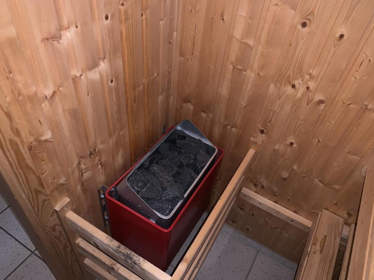 Im Herzen Von Wiesdorf- Blick Auf Das Bayer-Kreuz -Appartement Mit 2 Schlafzimmern-Fuer 3 Personen -Zentral Gelegen - Friedrich Ebert Platz 5A , 4Te Etage - Dachterrasse Und Sauna - Kaution Pflicht - Leverkusen Eksteriør billede
