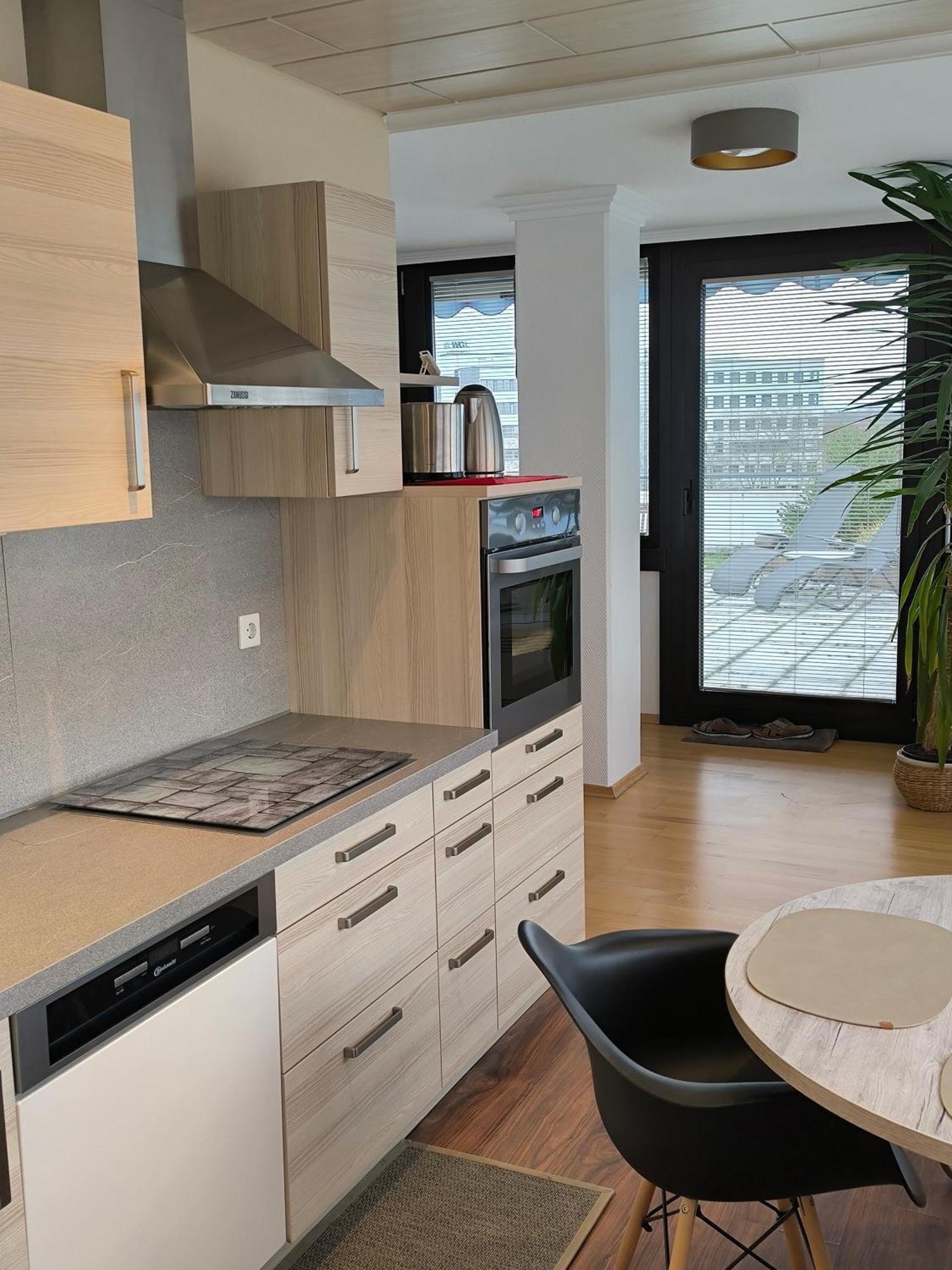 Im Herzen Von Wiesdorf- Blick Auf Das Bayer-Kreuz -Appartement Mit 2 Schlafzimmern-Fuer 3 Personen -Zentral Gelegen - Friedrich Ebert Platz 5A , 4Te Etage - Dachterrasse Und Sauna - Kaution Pflicht - Leverkusen Eksteriør billede